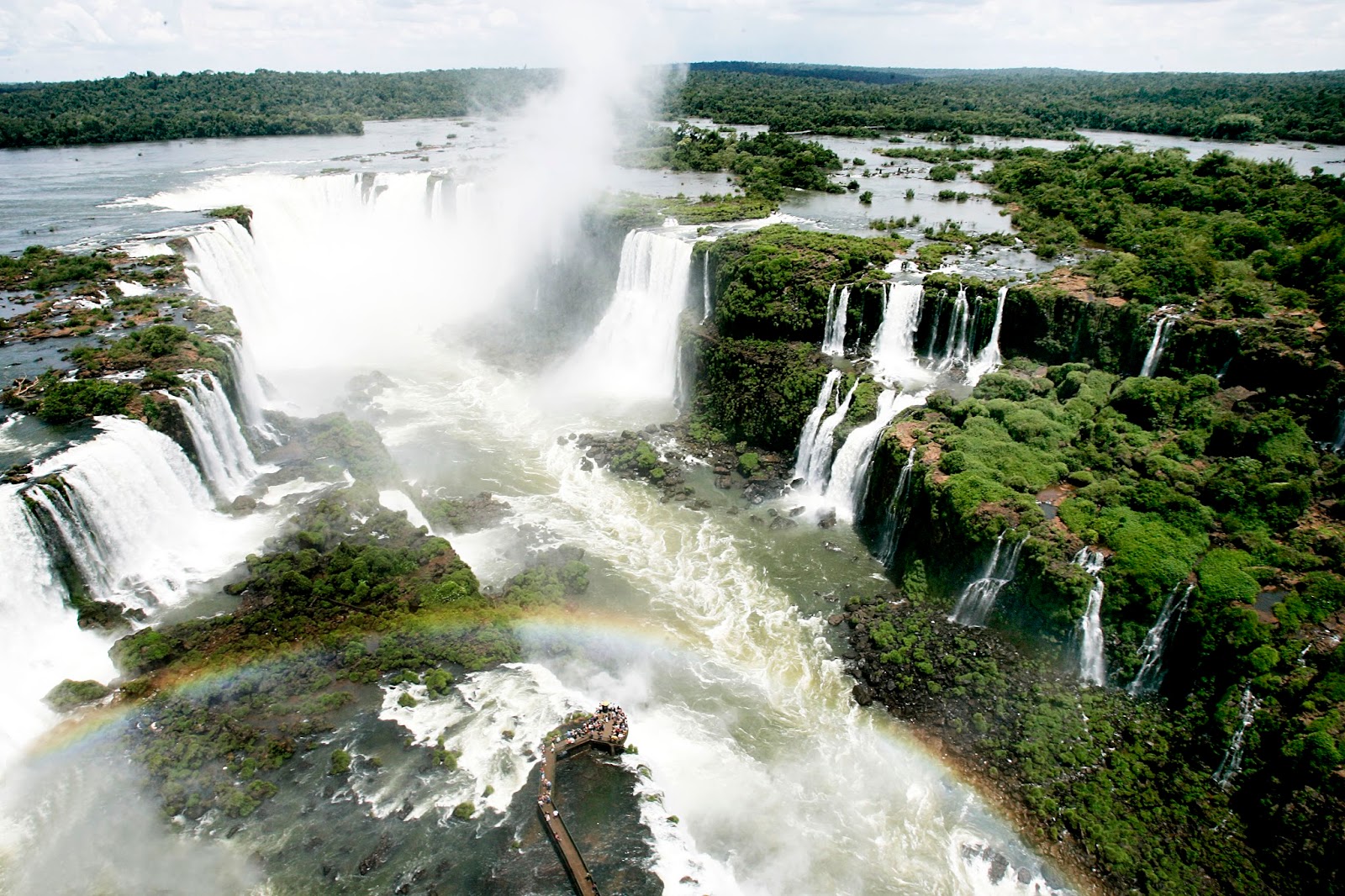 Комплекс водопадов на границе бразилии аргентины. Водопады Игуасу Аргентина Бразилия. Водопады Фоз де Игуасу. Национальный парк Игуасу глотка дьявола.