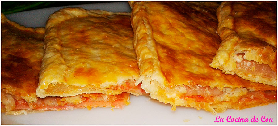 empanada de jamón y queso con tomate