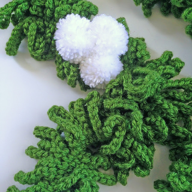 KBB Crafts & Stitches: Mistletoe Garland Scarf