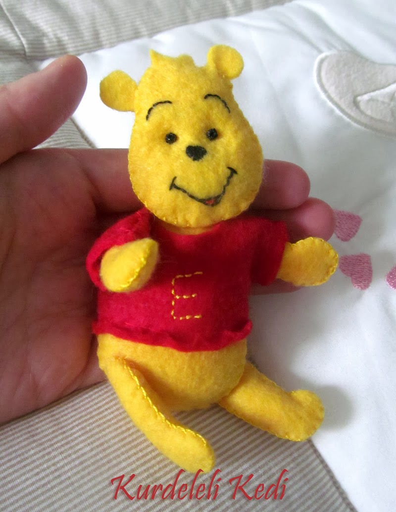 Kurdeleli Kedi Hello Kitty ve Winnie the Pooh Keçe Kurdeleli Kedi Hello Kitty ve Winnie the Pooh Keçe