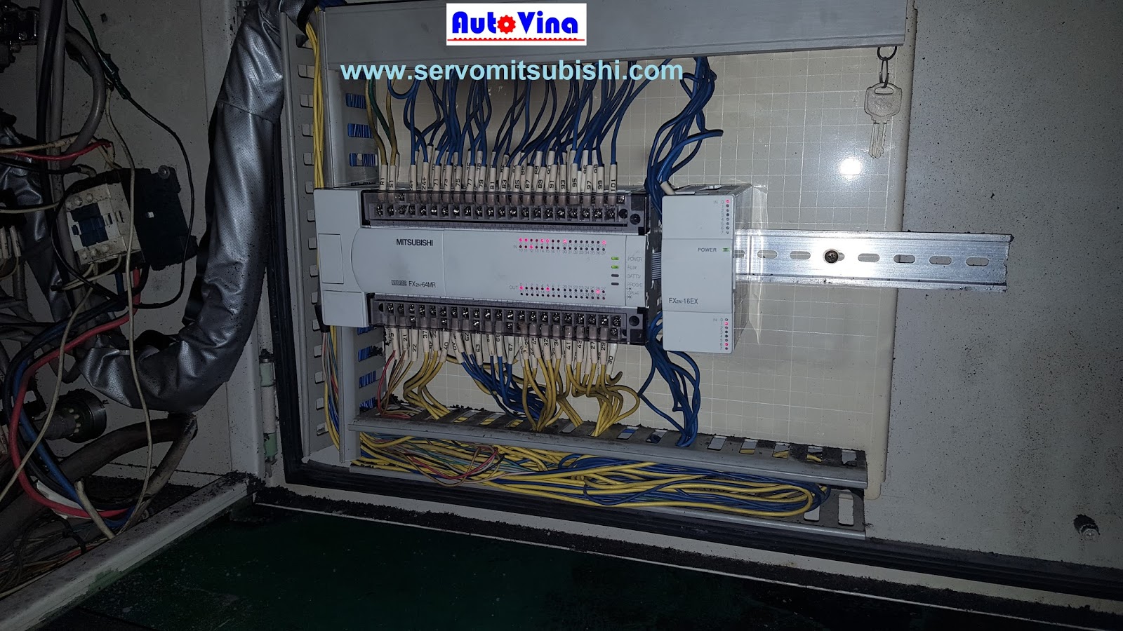Tủ điện máy mài tự động được thay bằng PLC mới FX2N-64MR và module FX2N-16EX Bán PLC Mitsubishi FX2N-64MR và module FX2N-16EX
