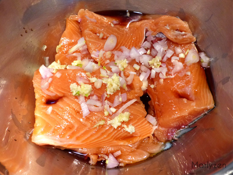 Faites mariner le saumon avec le nuoc-mâm et la moitié des échalotes et ail.