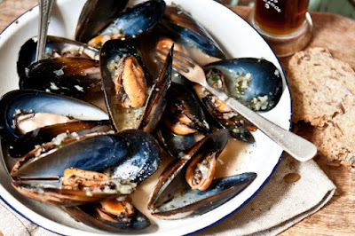 Mussels cooked in ale with garlic and eschalot recipe Mussels cooked in ale with garlic and eschalot recipe