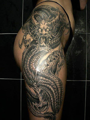 Tatuaje de dragon en el muslo