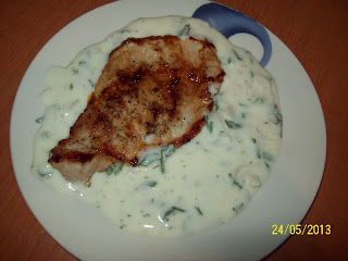 COTLET DE PORC CU SOS DE IAURT, USTUROI VERDE SI MARAR