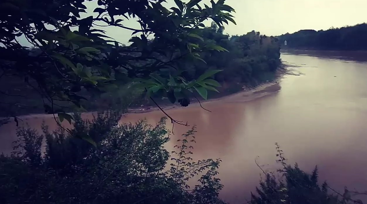 sungai bengawan solo disebelah barat situs Gambar Sungai bengawan solo di sebelah situs goa sentono