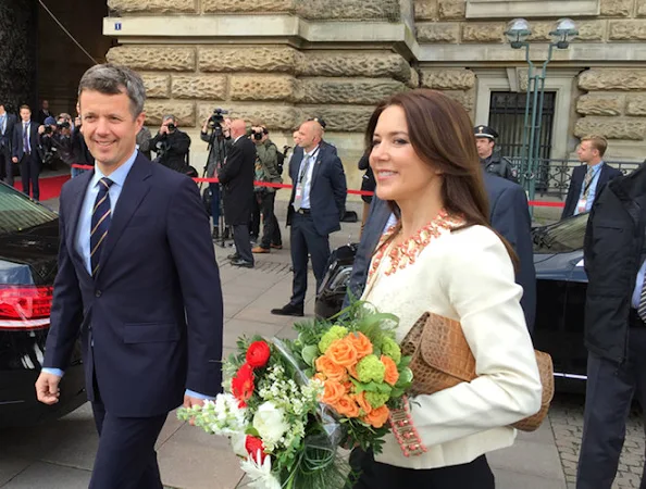 Crown Prince Frederik and Crown Princess Mary of Denmark arrives at the city hall of Hamburg, Germany, 19 May 2015. 