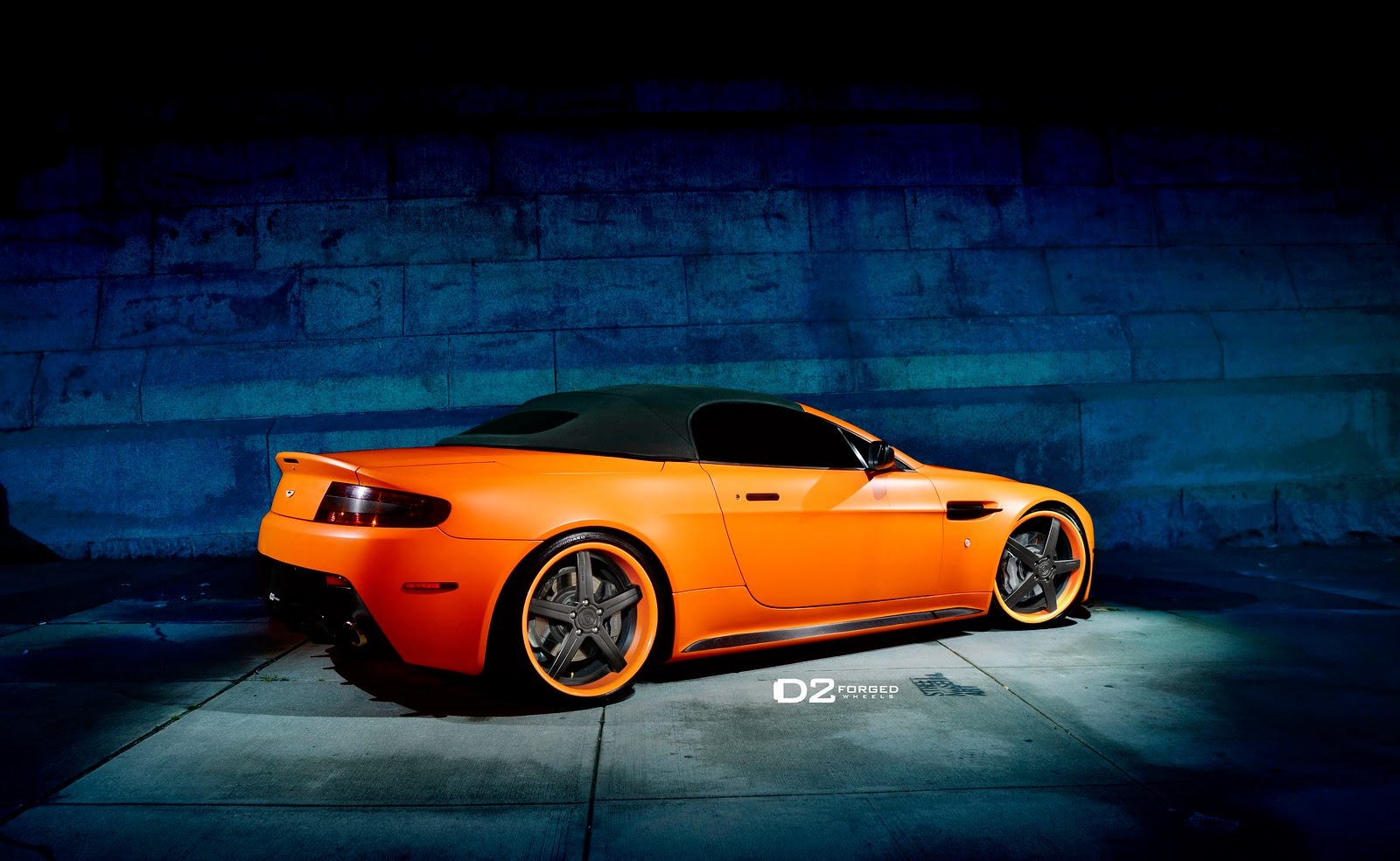 Aston Martin Vantage оранжевый