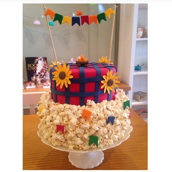 Con palomitas de maíz aprende cómo hacer un pastel de cumpleaños ~  