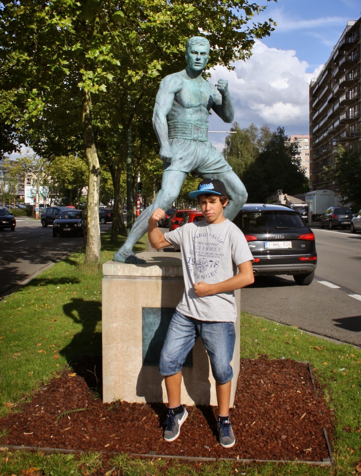 Viajar e descobrir Bélgica Bruxelas Estátua de JeanClaude Van Damme
