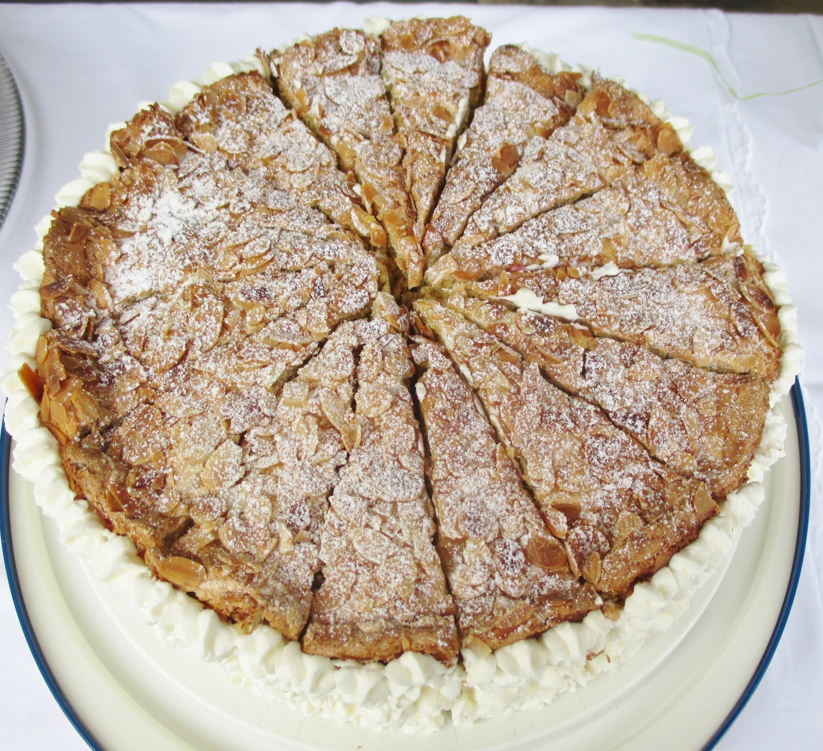 Himmlische Torte mit Kirschen