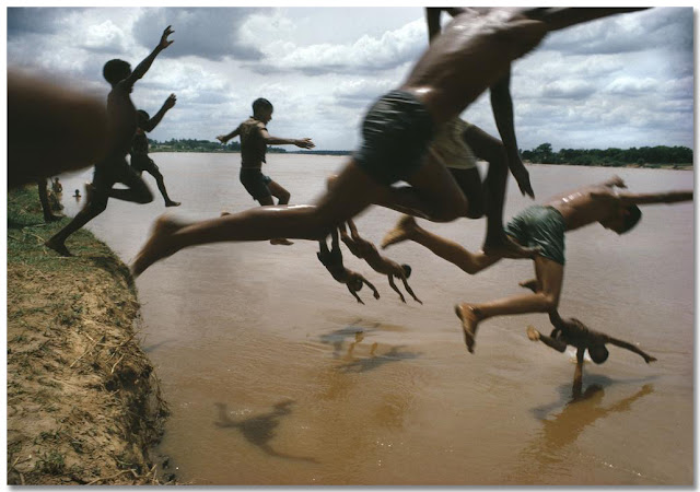 © Bruno Barbey: BRASIL. Región de Amazonia. Baño en el río Amazonas, 1966.