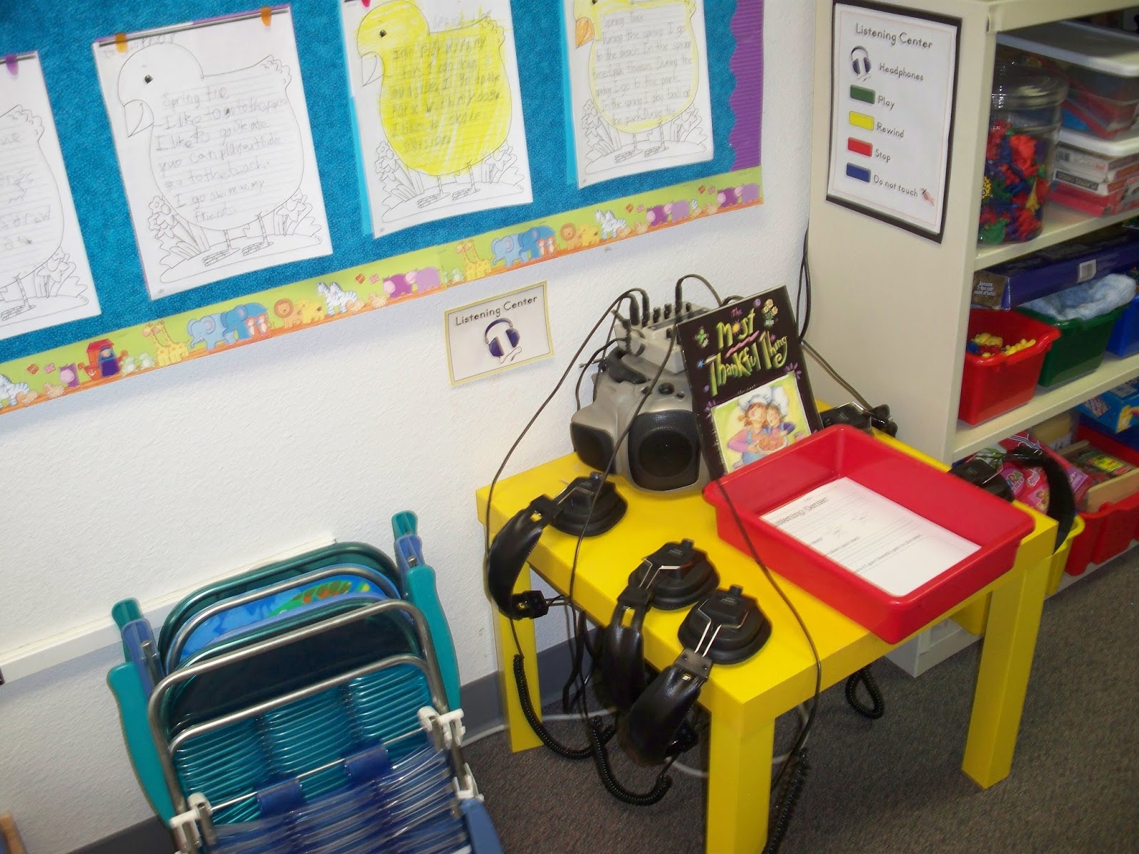 mrs-solis-s-teaching-treasures-listening-center-sign
