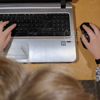Ein Kind sitzt am Computer