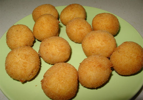 Bombas de papas, nueces y queso