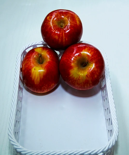 Fotos de 3 manzanas una sobre otras.