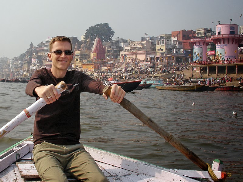 Mario Dubé sur le Gange à Varanasi, en Inde