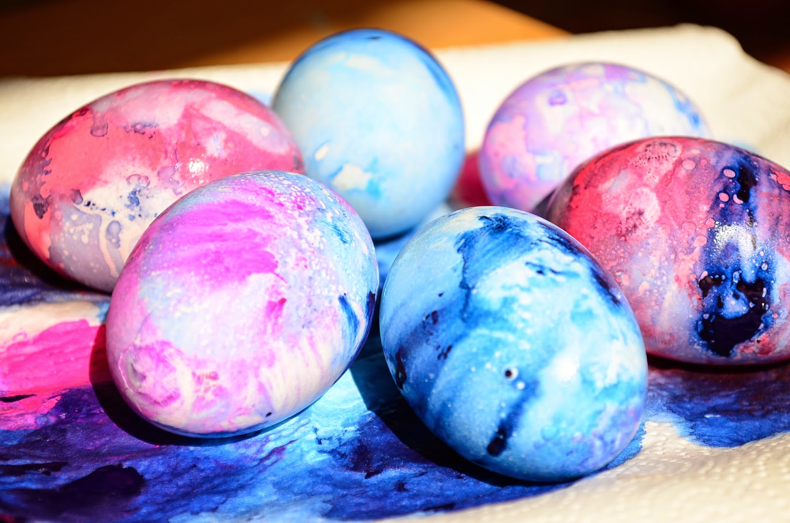 Можно красить яйца красками. Окрашивание яиц. Креативно покрасить яйца. Креативное окрашивание яиц. Окрашивание яиц на Пасху.