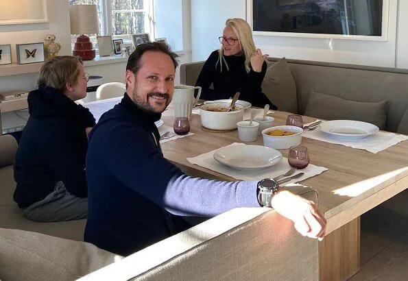 Crown Princess Mette-Marit, Princess Ingrid Alexandra, Crown Prince Haakon, Prince Sverre Magnus eat Tex-Mex dish Chili con Carne