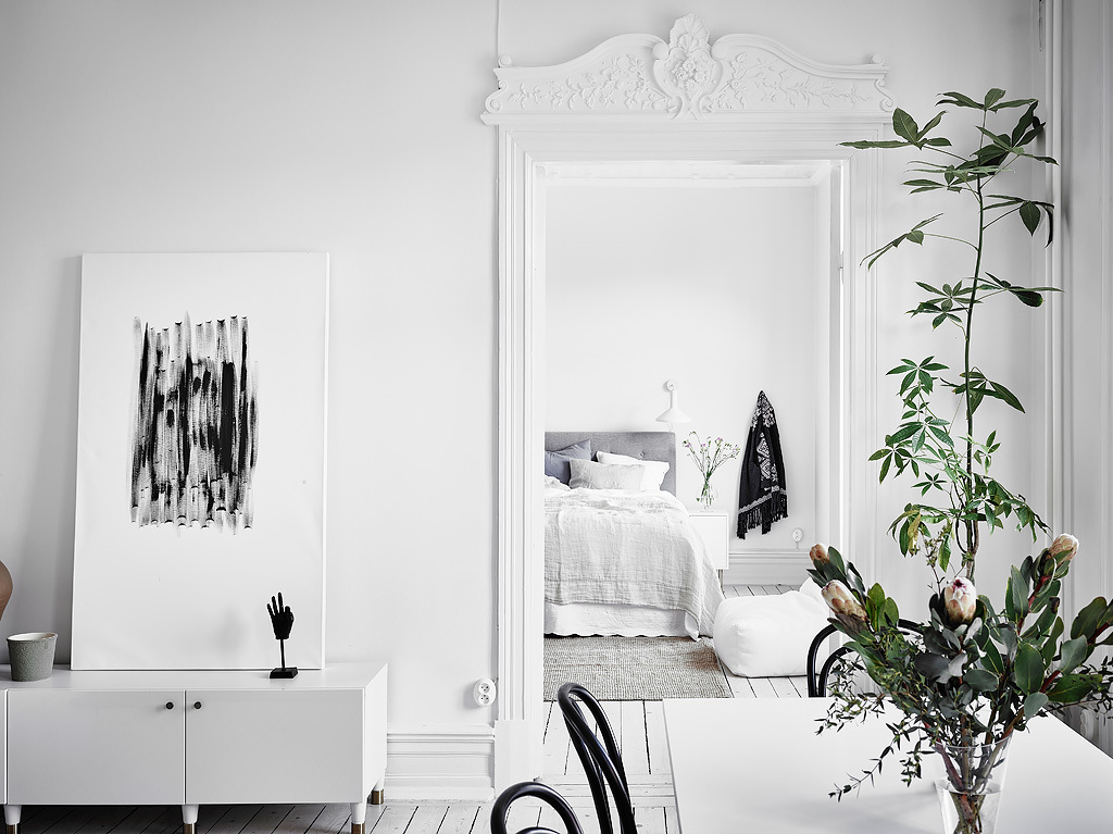 home decor, nordic living, interior design, thonet hair, black and white, sofa, coffe table, gold mirror.