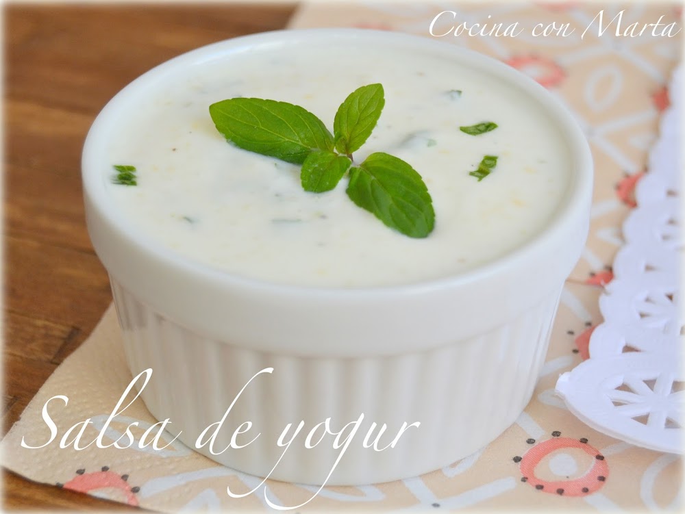 Receta casera de salsa de yogur, fácil y rápida de hacer. Para acompañar platos, sustitutivo de la nata y la mayonesa.