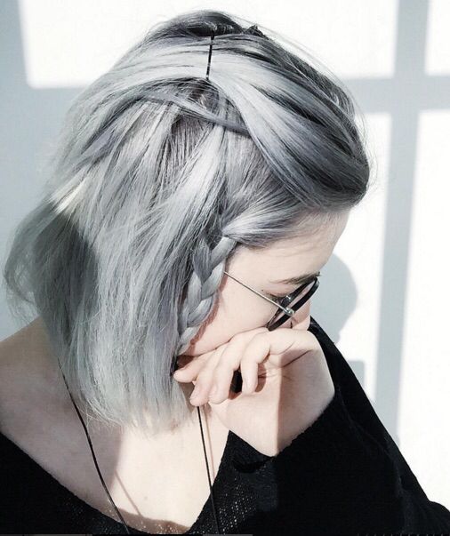 La moda en tu cabello: Tendencias 2018 - Mujeres con Cabello color gris