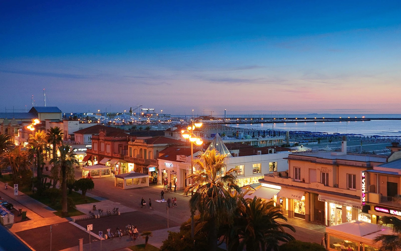Viareggio, on the coast of the Tyrrhenian Sea by Zubi Travel Viareggio, on the coast of the Tyrrhenian Sea by Zubi Travel