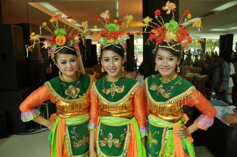 pakaian wanita betawi