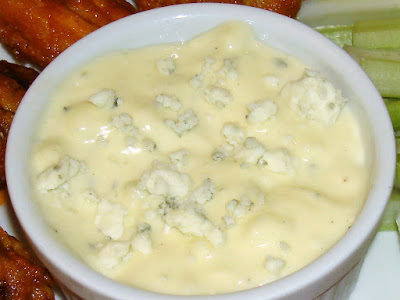 ADEREZO DE QUESO AZUL (hacer primero) ½ taza de mayonesa. 2 cucharadas de crema amarga. ½ taza de queso azul triturado en pedacitos. 1 cucharada de vinagre. 1 cucharada de jugo de limón. Mezclar todos los ingredientes juntos para formar el aderezo.