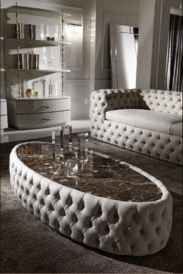 Luxus-couchtisch-oval-Design-mit-marmorplatte-und-weiß-gepolsterte-stoff