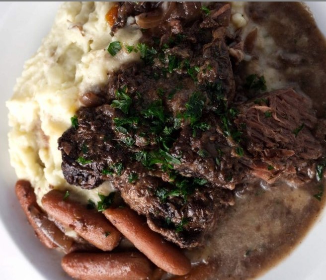 ONE POT RED WINE BRAISED BEEF ROAST WITH CARROTS, ONIONS, AND GARLIC 