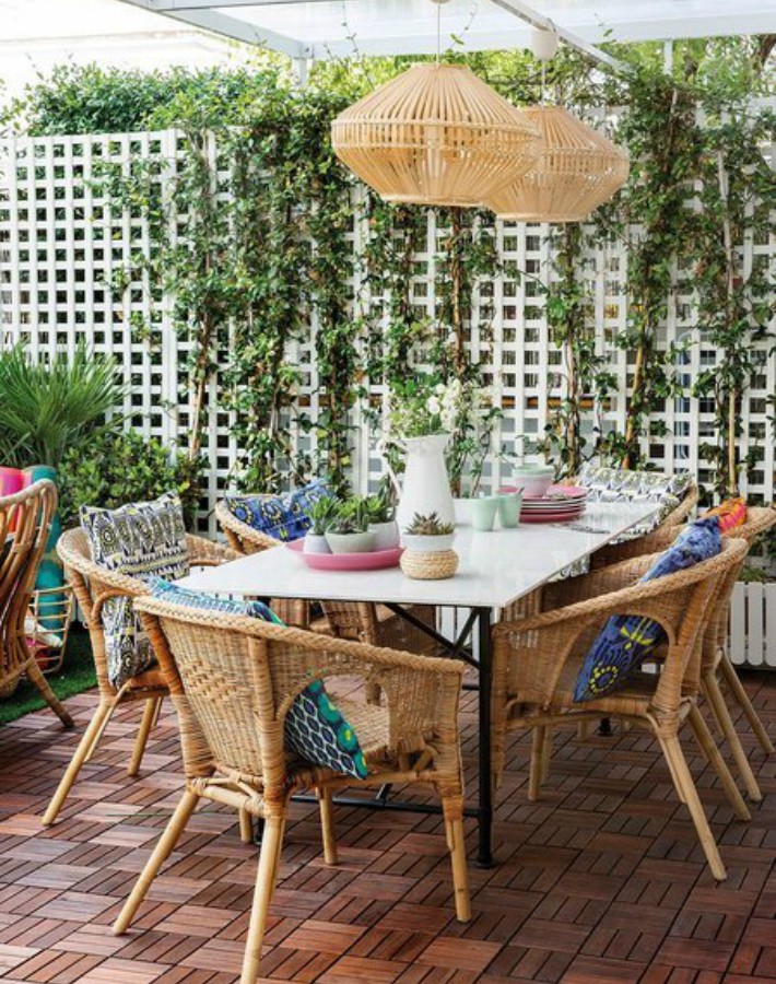 Terraza decorada con muebles, textiles y accesorios de IKEA