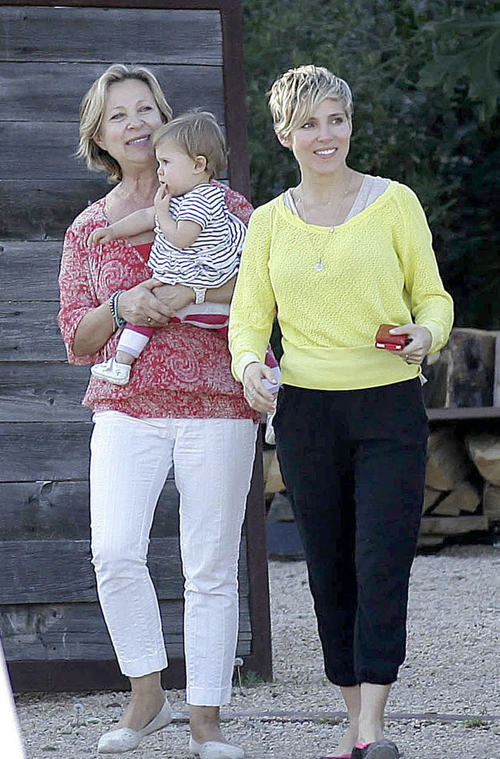 Elsa Pataky sale a comprar muebles junto a su hija India