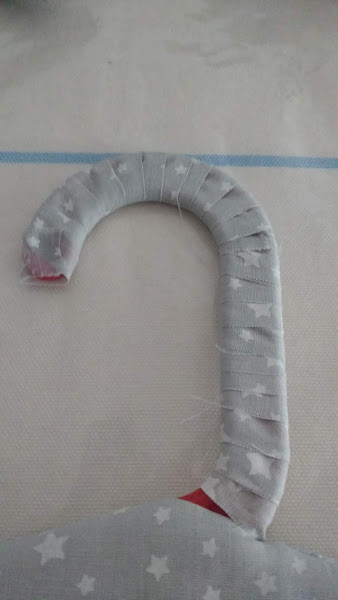 Cómo forrar una percha de bebé - #DIY 