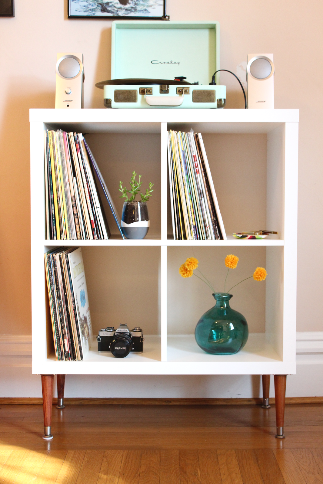 Bliv ved Emotion Allergisk Vinyl Record Shelf | Sarah & Nick