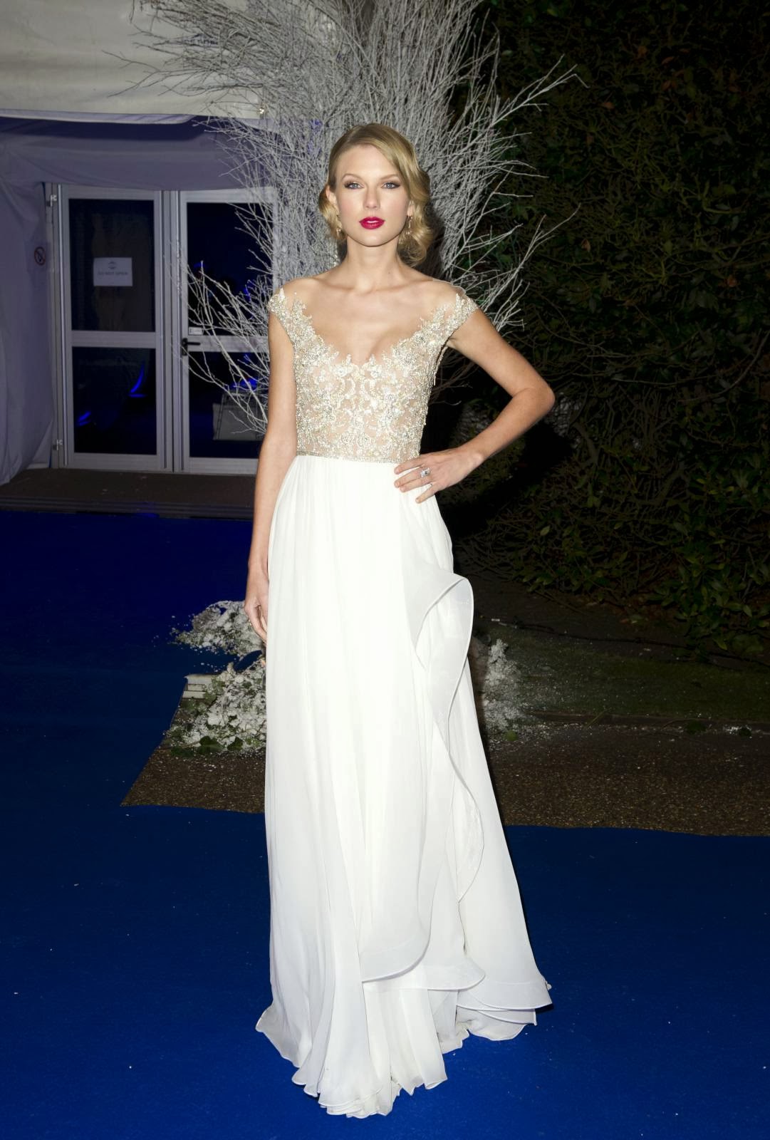 Taylor Swift – Winter Whites Gala in London – Fashion Style