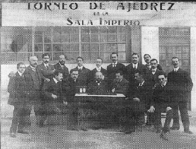 Jugadores disputando el I Campeonato de Ajedrez de Barcelona en la Sala Imperio en 1909