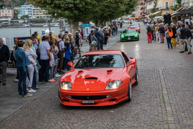 Roter Ferrari 550 Maranello (Koenig) gefolgt von einem grünen AMG. Orange Roter Ferari 550 Maranello (Koenig) auf den Sportcars Day 2018 in Ascona bei der Parade ins Maggiatal