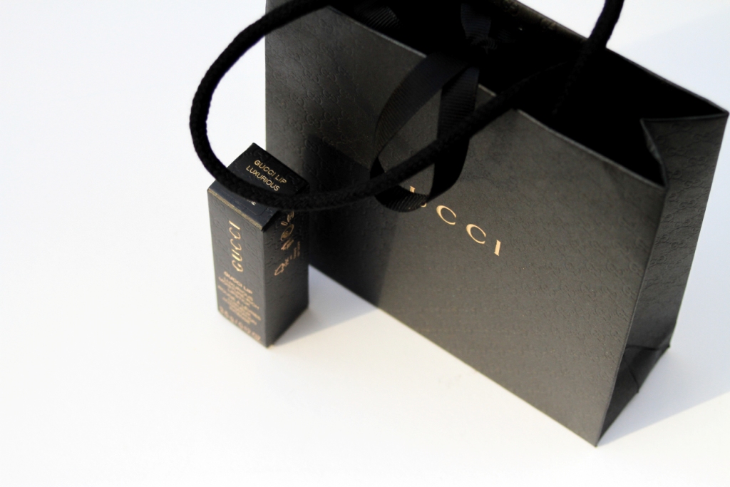 Косметика Gucci: помада Luxurious Lipstick moisture-rich 300 Exposure