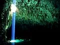 Caverna con haz de luz iluminando la laguna interna