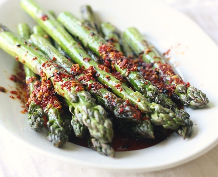 Grilled Asparagus with Spicy Korean Chili Dressing by SeasonWithSpice.com