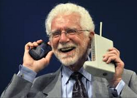  Saat ini hampir seluruh umat manusia berkomunikasi dengan Handphone  Penemu Telepon genggam Pertama - Martin Cooper