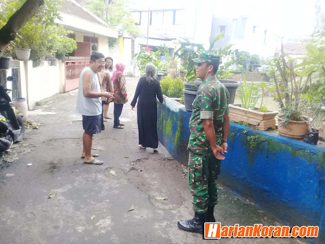 Babinsa Sumber Beserta Lembaga Kelurahan Meninjau Lokasi Pembuatan Saluran Ipal