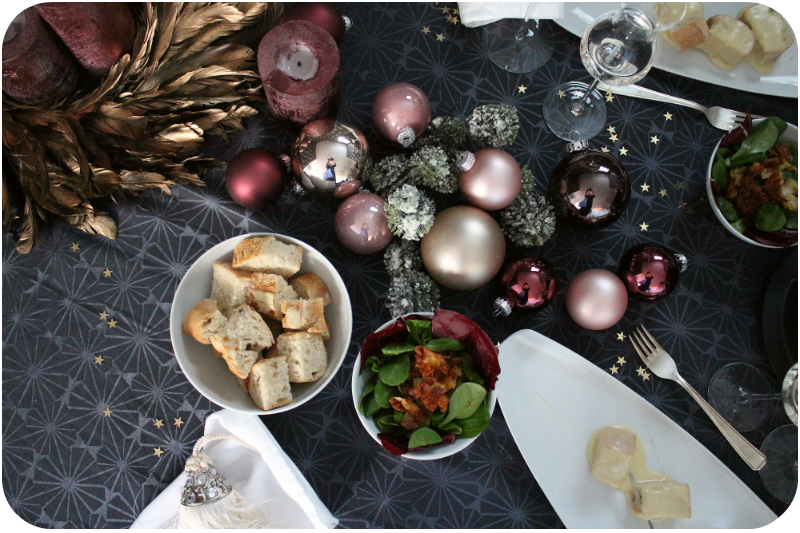 Esstisch zu "Genau mein Weihnachten" mit Tchibo! Gewinne ein Käsefondue-Set für 6 Personen inkl. Caquelon, Rechaud und Gabeln | Arthurs Tochter Kocht von Astrid Paul