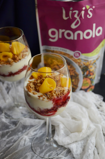 Parfait cu granola, mango și coulis de coarne