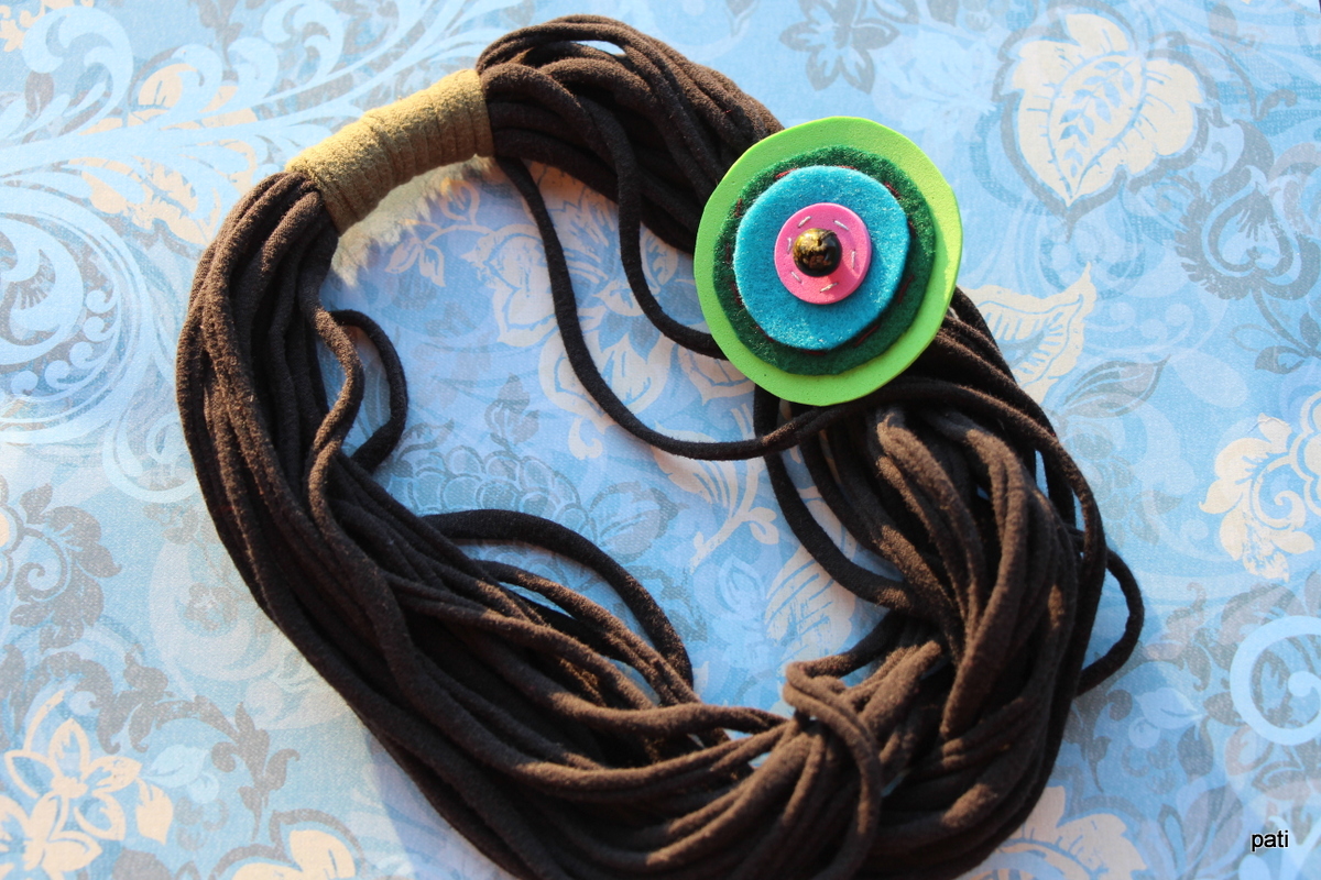 Sisters things: Recycling necklaces :)