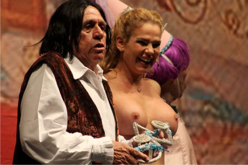 Rtnoticias Nsfw Niurka Se Desnuda En Plena Obra De Teatro En Tijuana