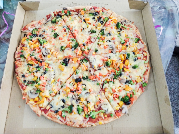 家樂福18吋現烤義式披薩只要299元，素食綠野青蔬披薩經濟實惠