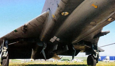 Вид снизу крыла и средней части фюзеляжа Су 15