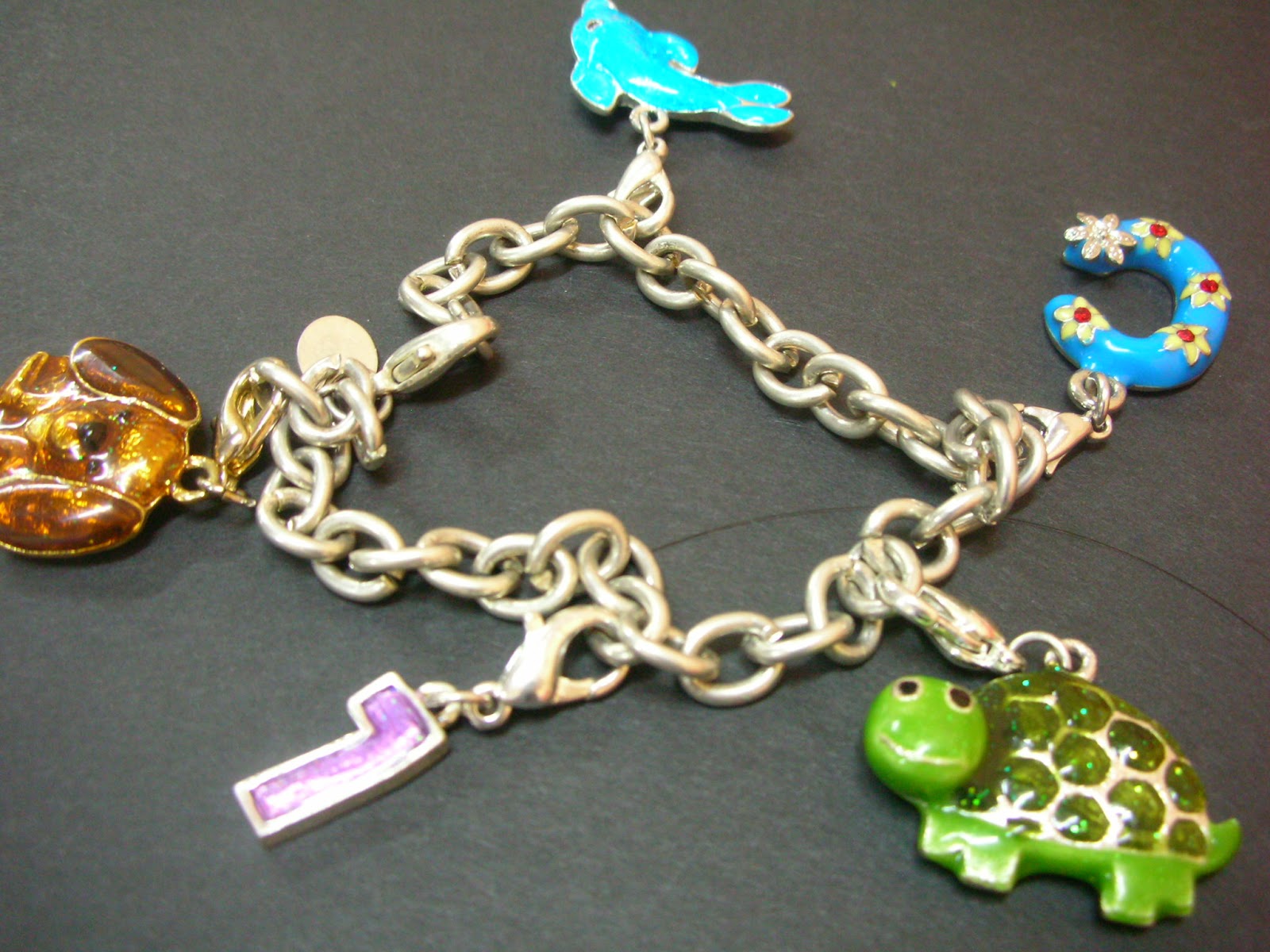 FASHION CARE 2U C056 Vintage Charm Bracelet Signed Claire's